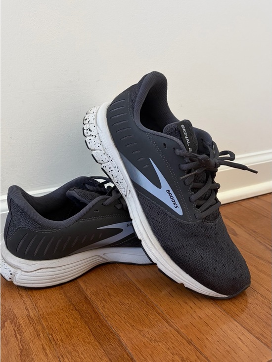 Brooks Shoes - Brooks Women’s Signal 2 running shoe. Size 9.
.